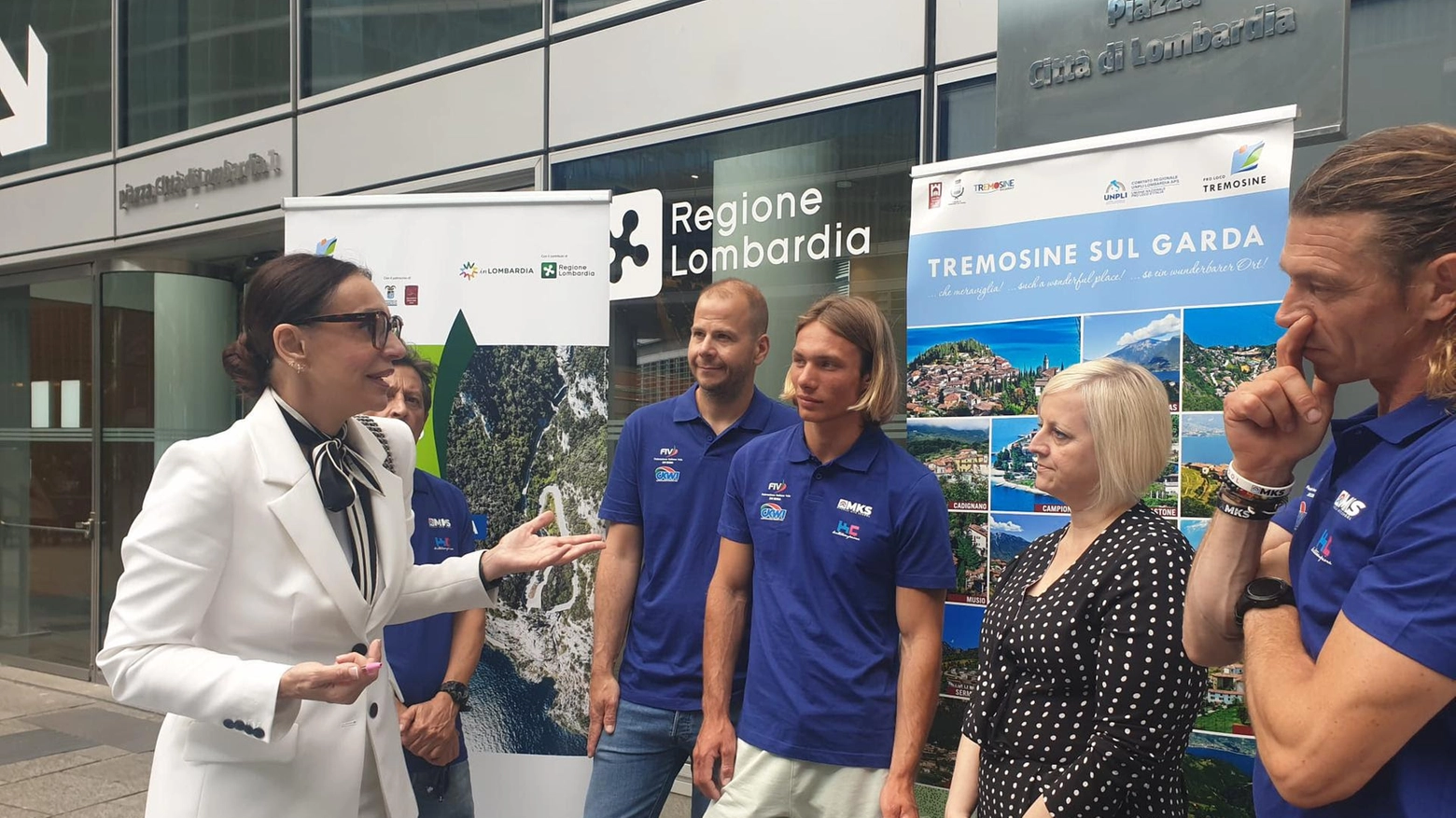 L'assessora Barbara Mazzali con la rappresentanza di Tremosine a Palazzo Lombardia L'assessora Barbara Mazzali con la rappresentanza di Tremosine a Palazzo Lombardia