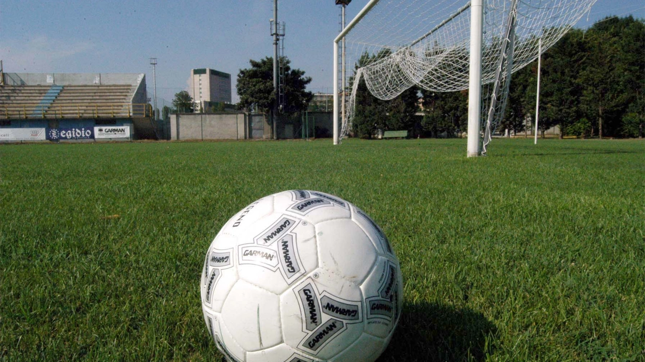 Reagisce a insulti razzisti, la partita di calcio Juniores finisce in rissa sugli spalti