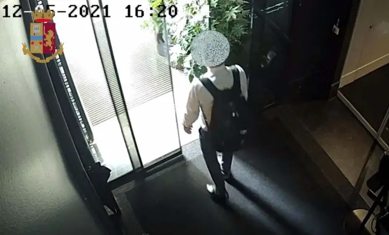 Milano, furto da 50mila euro in un hotel del centro: arrestato il ladro di gioielli