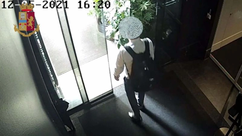 Milano, il ladro in hotel (Frame video Polizia di Stato)