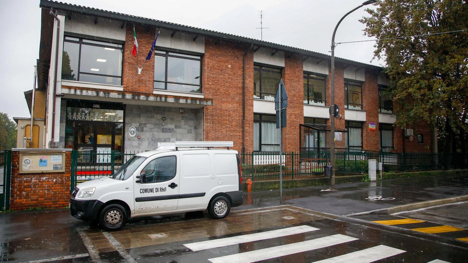 Una petizione contro la demolizione. Giù le mani da scuola e centro anziani Una petizione contro la demolizione. Giù le mani da scuola e centro anziani