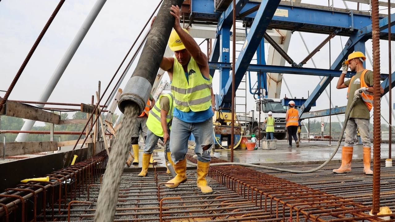 La gettata di cemento degli operai della ditta Pangea di Pescara