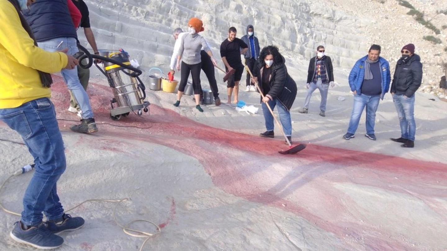Scala dei Turchi, i volontari ripuliscono dal vandalismo (Ansa)