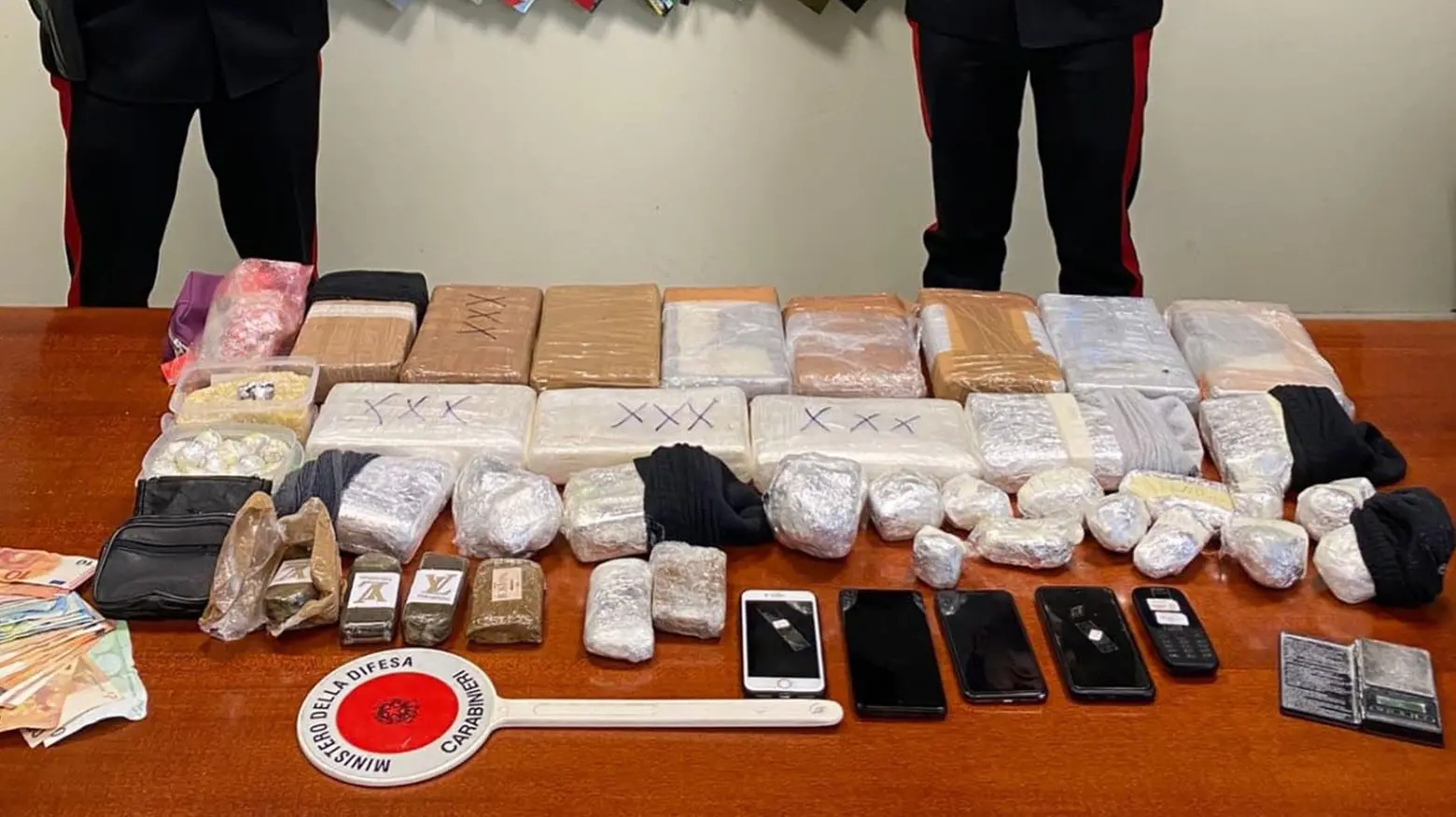L'ingente quantitativo di droga sequestrato dai carabinieri L'ingente quantitativo di droga sequestrato dai carabinieri