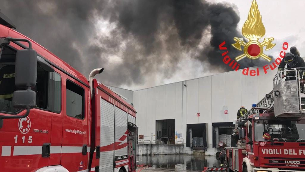 L'intervento per domare le fiamme nel capannone logistico a Cesano Maderno
