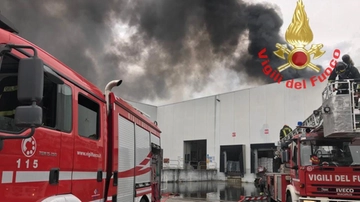 Cesano Maderno, incendio in un capannone di via delle Groane