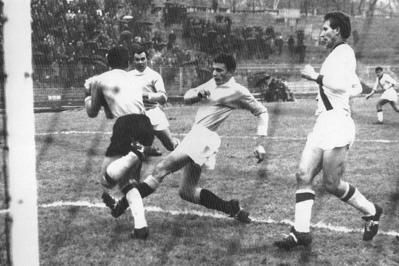 Gigi Riva al tiro con la maglia del Legnano (da Le maglie della serie A)