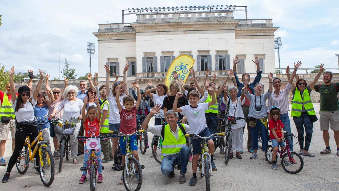 I partecipanti al primo corso per andare in bici organizzato gratuitamente da Ciclobby