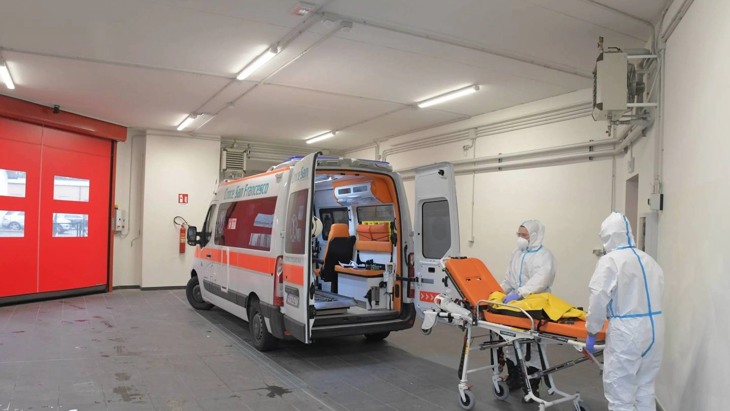 Una delle prime ambulanze in servizio nel nuovo polo di emergenza vogherese
