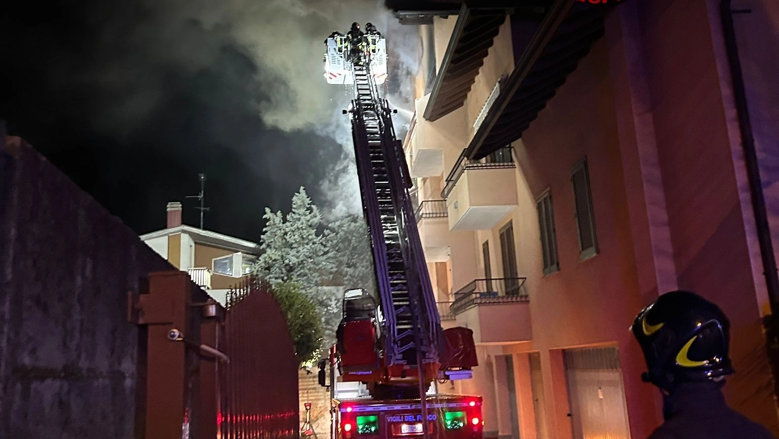 L'intervento dei vigili del fuoco in via Tommaso Grossi