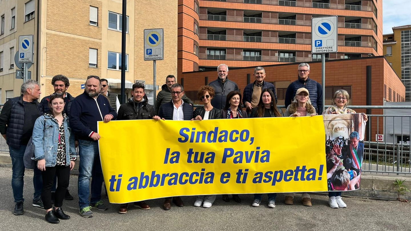 Lo striscione per esprimere solidarietà al sindaco di Pavia ricoverato al San Matteo