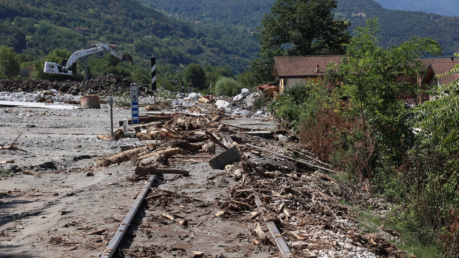 I binari distrutti dopo l'alluvione in Val Camonica del luglio 2022