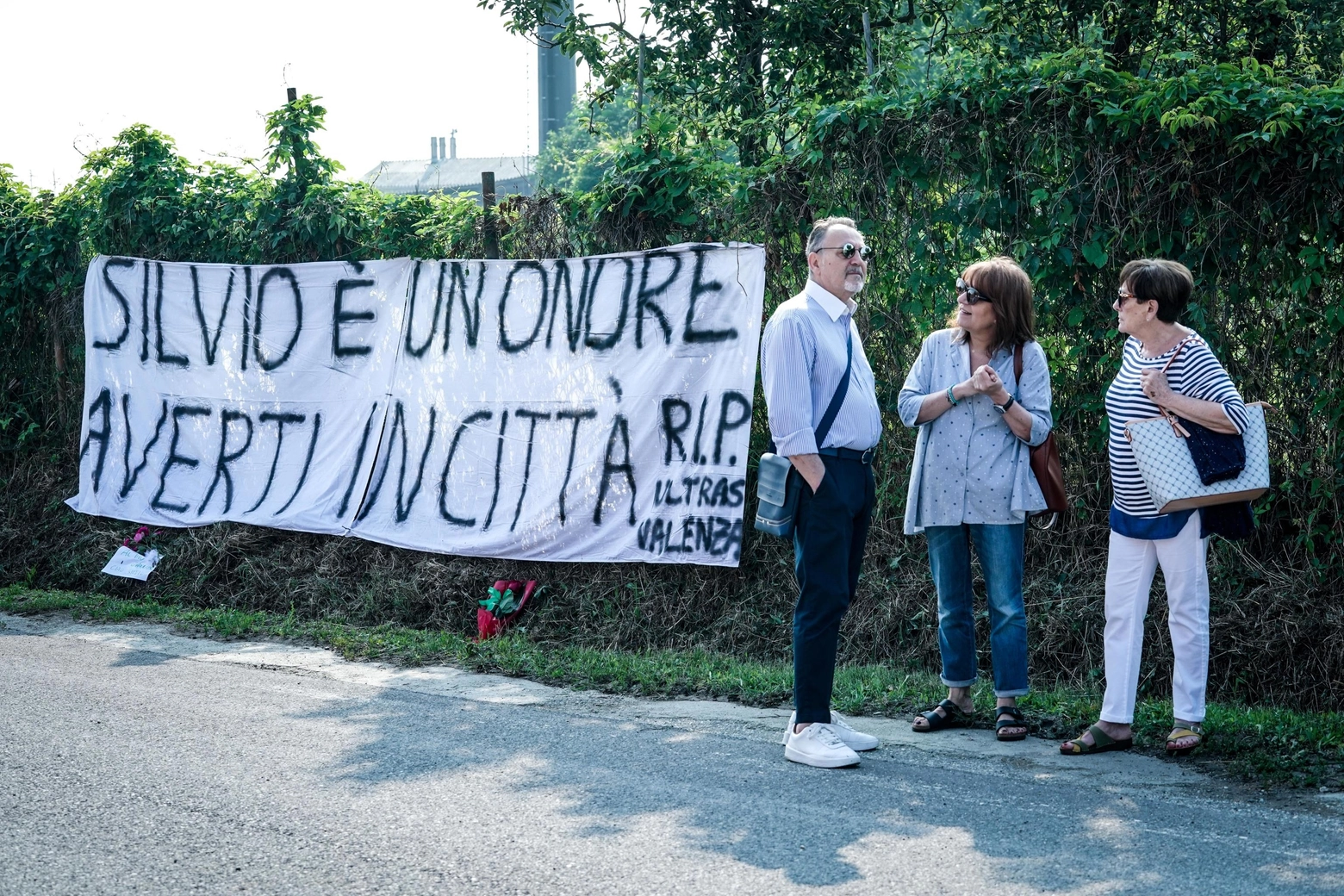 Attesa a Valenza Po, in provincia di Alessandria, per la cremazione del feretro di Silvio  Berlusconi