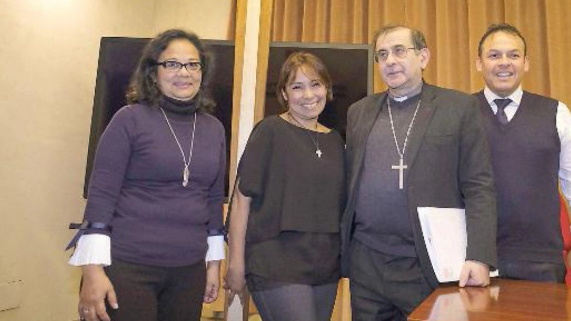 L'arcivescovo Delpini con i rappresentanti della comunità peruviana