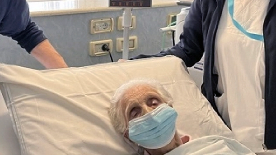 La signora Lina Martelli nel suo letto di ospedale a Mantova