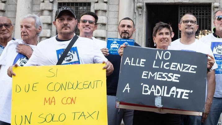 

Presidio dei tassisti a Milano: "Sì alle seconde guide" Il Comune riapre alle collaborazioni familiari