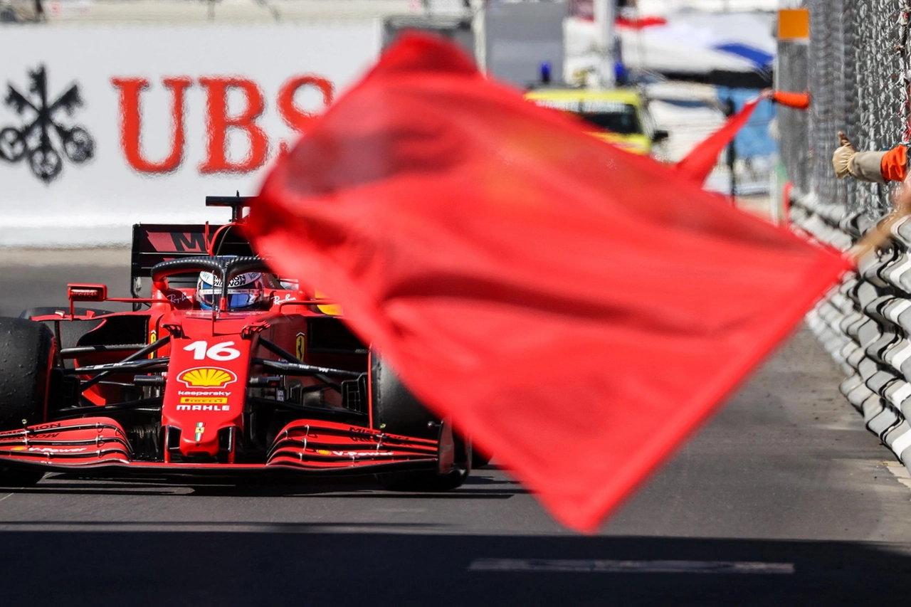 La bandiera rossa dopo l'urto della Ferrari