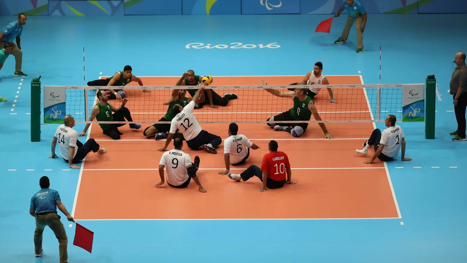 Una partita di sitting volley alle Olimpiadi di Rio 2016 Una partita di sitting volley alle Olimpiadi di Rio 2016