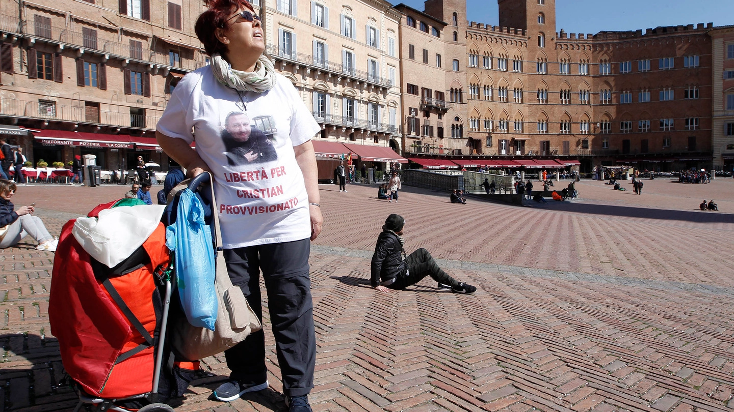 Doina Coman alla partenza della sua marcia in piazza a Siena