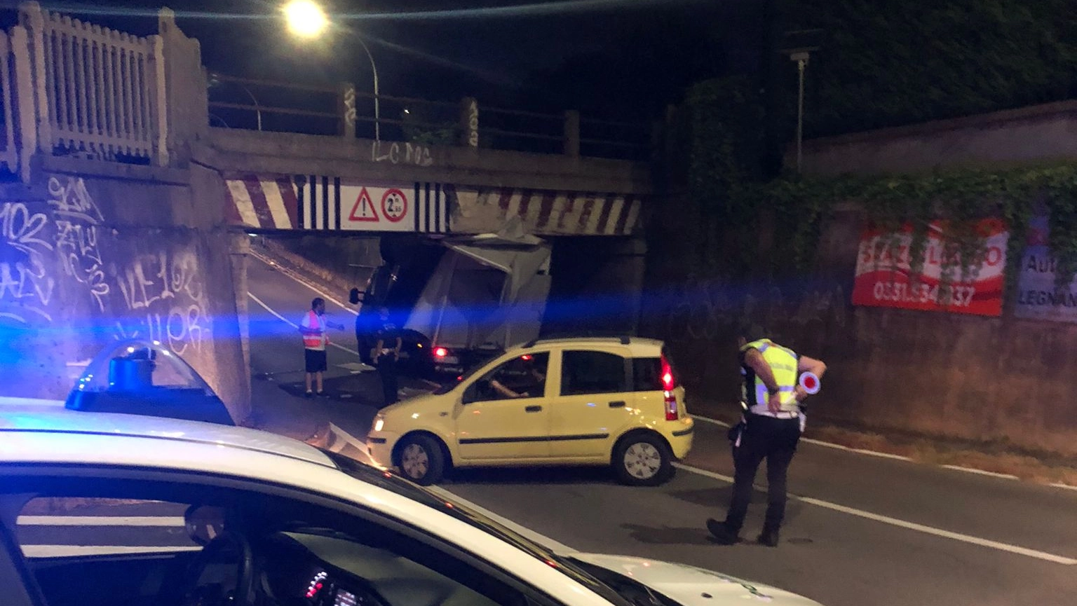 Il furgone distrutto, incastrato sotto il sottopasso Il furgone distrutto, incastrato sotto il sottopasso