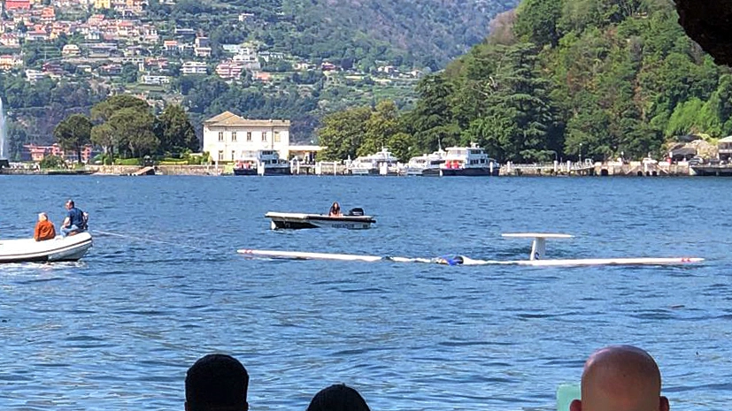 <p>Como, aliante in avaria costretto all’ammaraggio nel lago</p>