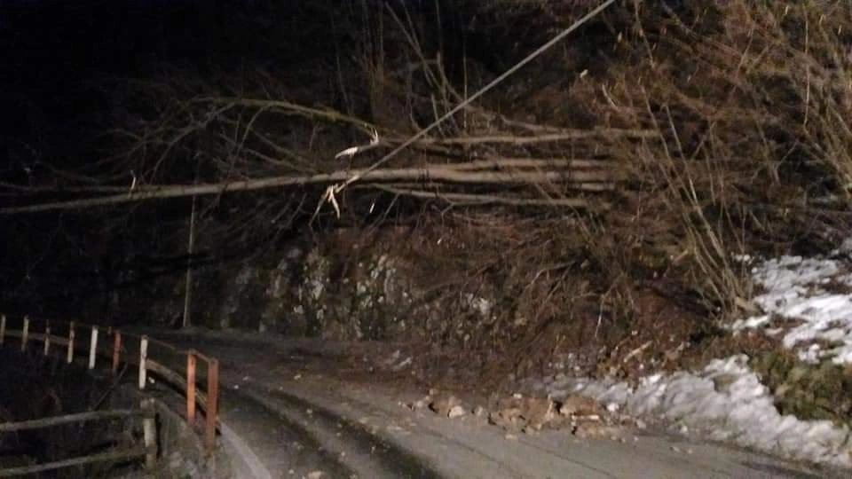 Sp 62 Taceno - Portone a Bellano è chiusa a causa di alcuni alberi caduti