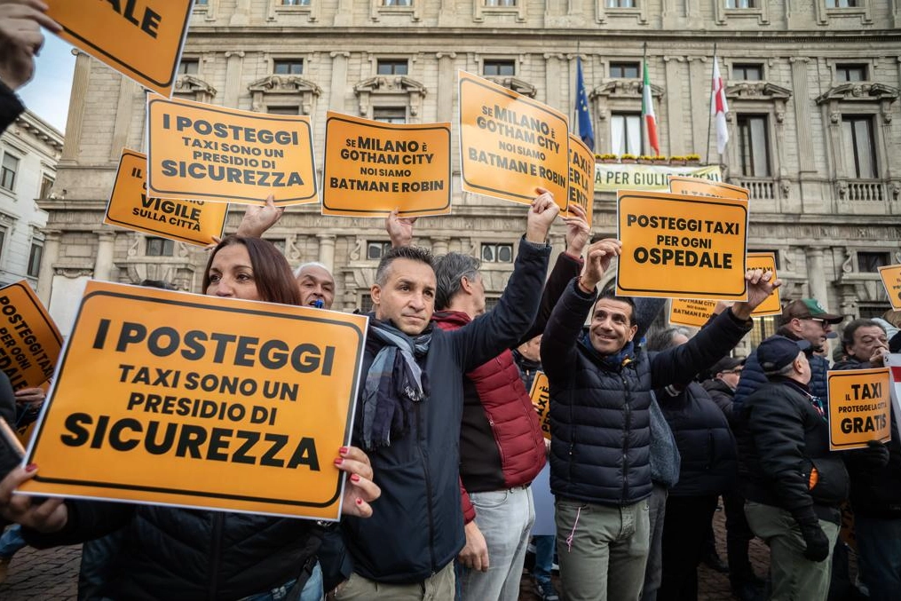 La protesta dei tassisti davanti a Palazzo Marino (foto Canella)
