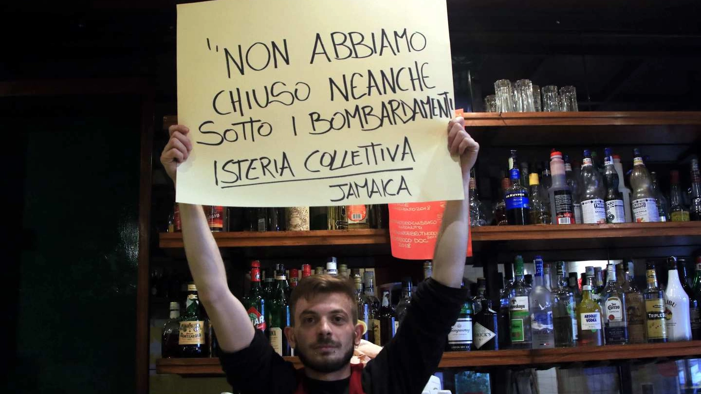 Coronavirus a Milano, la protesta di un locale (Ansa)