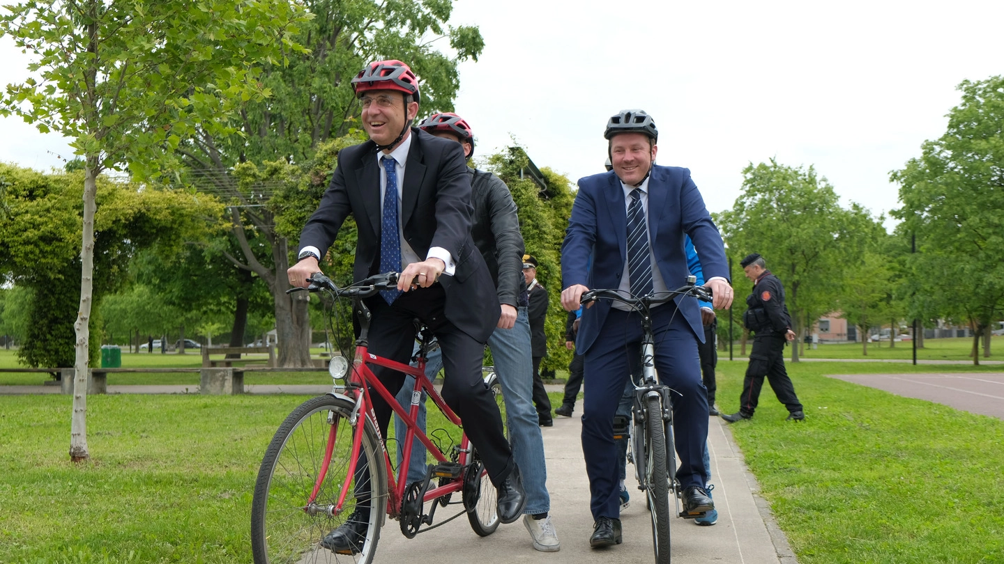 L'arrivo in bici del ministro Costa