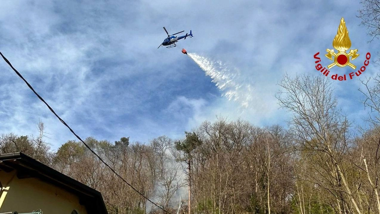 L'elicottero dei Vigili del fuoco in azione L'elicottero dei Vigili del fuoco in azione
