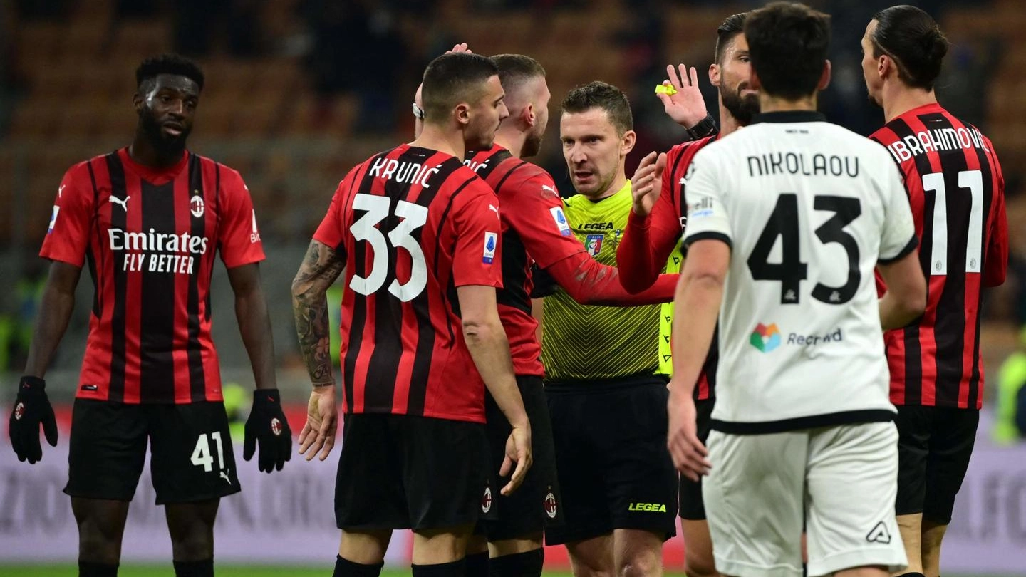 I giocatori del Milan protestano dopo il fischio di Serra