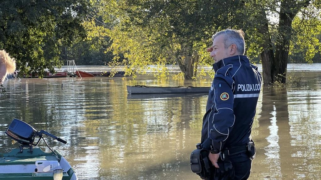 Una coppia rischia grosso. Salvati dall’Adda in piena