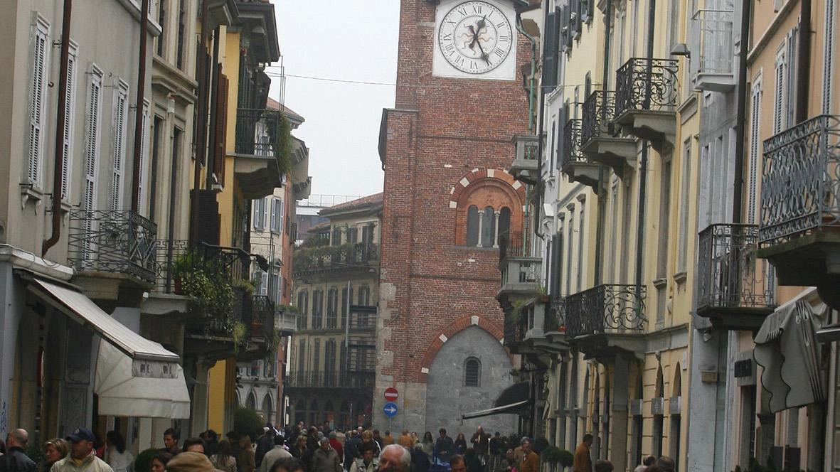 Le vie dello shopping. Caffè e vetrine all’ombra del Duomo e dell’Arengario