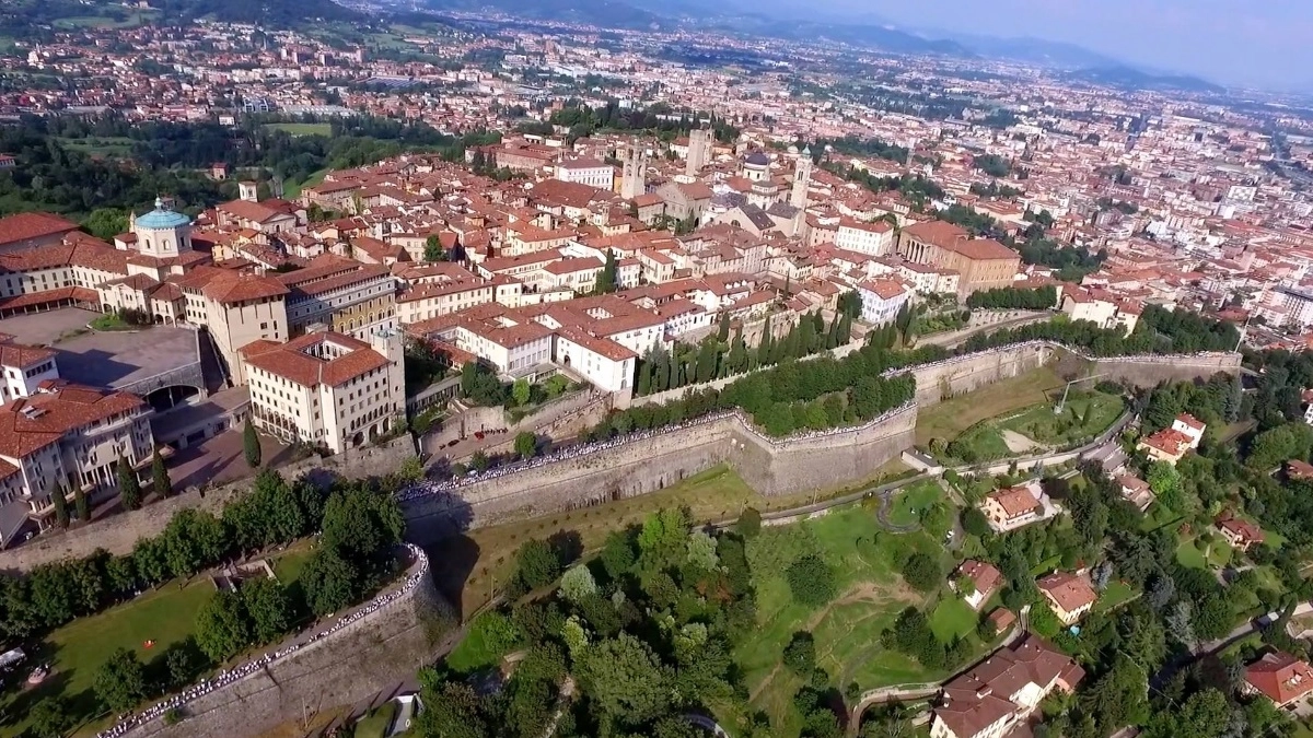 Bergamo, ripresa aerea dell'abbraccio delle Mura Venete 