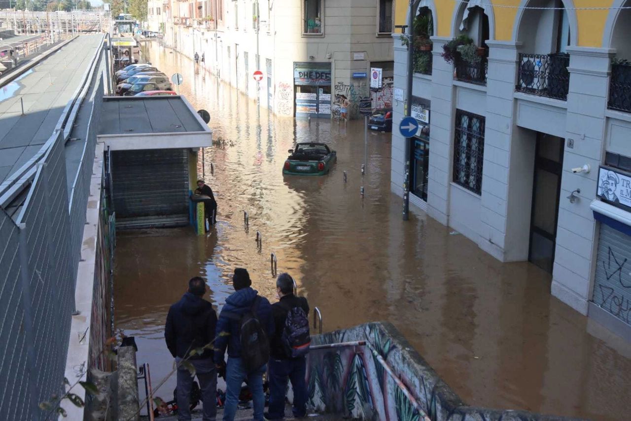 L'ingresso di via Pepe della stazione Garibaldi: acqua dappertutto