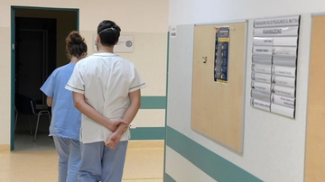 Fuga di infermieri in Svizzera, l’allarme: “Venti al mese lasciano Varese e diventano frontalieri”