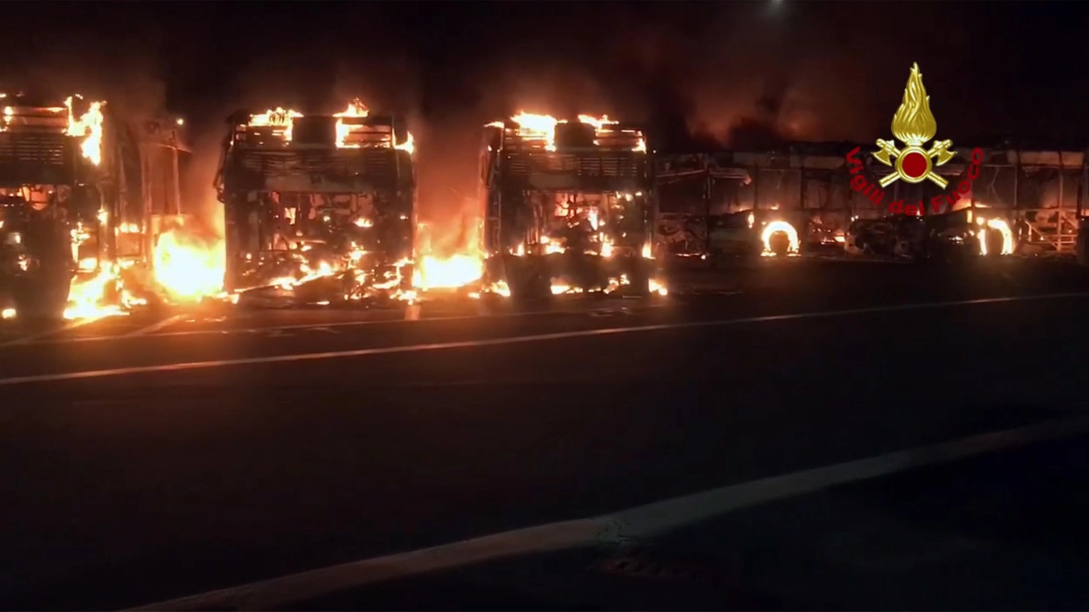 Roma, incendio in un deposito Atac 30 bus distrutti
