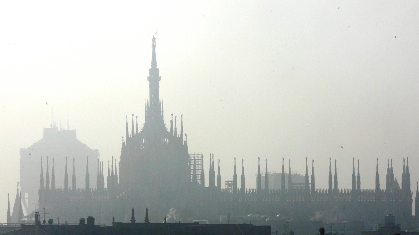 Dalle condizioni meteo potrebbe arrivare un aiuto per abbattere la cappa di inquinamento calata sulla città e sulla pianura Padana