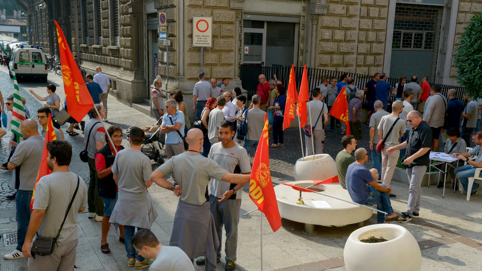 Protesta contro il trasferimento della sede della multinazionale elettrotecnica ABB 