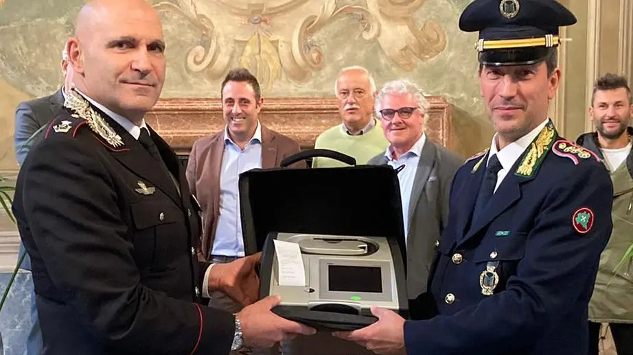 Due defibrillatori  al Radiomobile  dei carabinieri