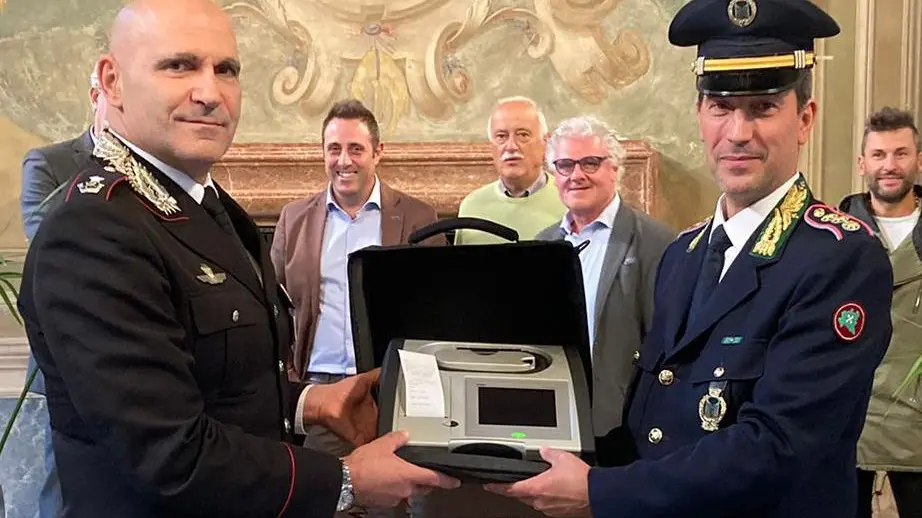 Due defibrillatori al Radiomobile dei carabinieri Due defibrillatori al Radiomobile dei carabinieri