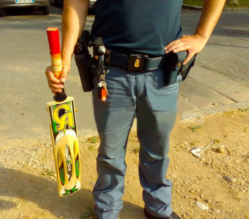 Scoppia maxi rissa fra 40 ragazzini con mazze da cricket