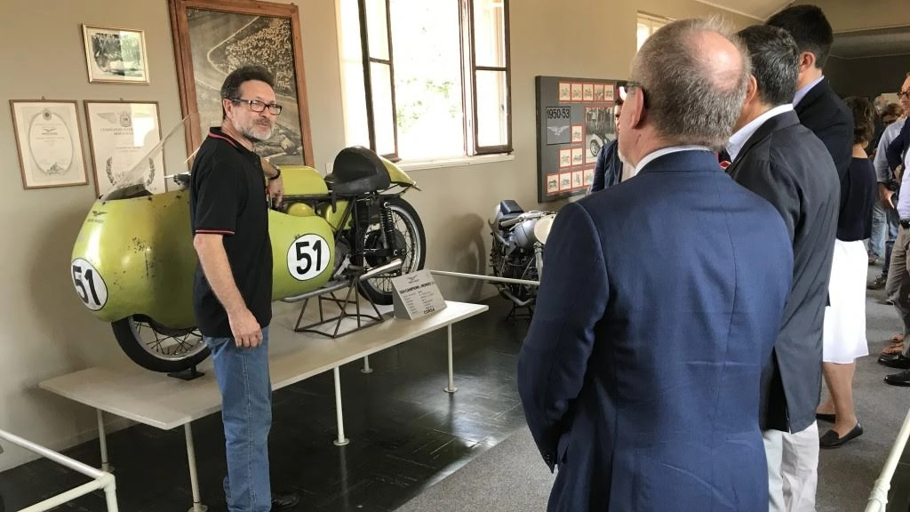 Roberto Maroni al Museo della Moto Guzzi