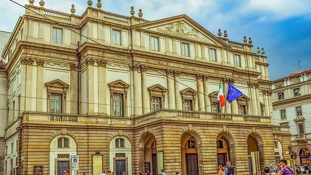 Teatro pronto a rifarsi  il look. Scala impacchettata nel 2024 per il restauro della facciata. Sì alle pubblicità sui ponteggi