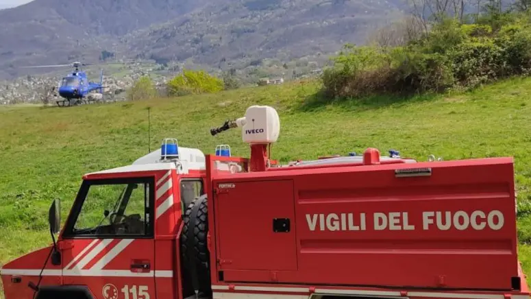 I mezzi dei vigili del fuoco e l'elicottero antincendio I mezzi dei vigili del fuoco e l'elicottero antincendio