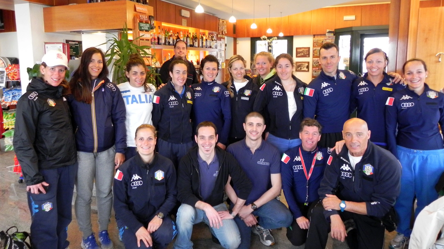 Mattia Freo, Paolo Cucchetti, Marco Porta e lo staff con la Nazionale femminile di sci alpino e con il pilota Andrea Locatelli