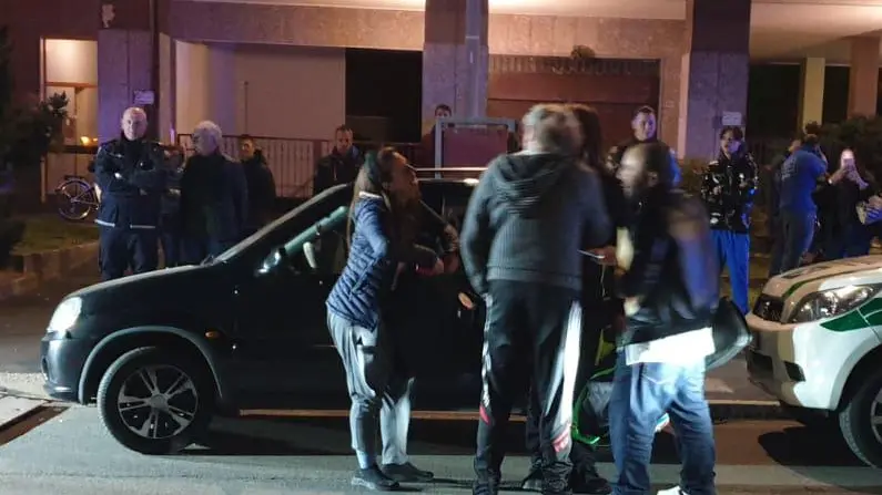 Barricata in auto: non rispondo alle vostre leggi Barricata in auto: non rispondo alle vostre leggi