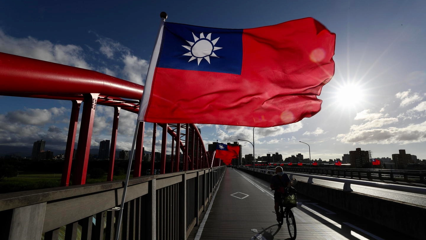 Bandiere di Taiwan sventolano in una strada di Taipei (Ansa)