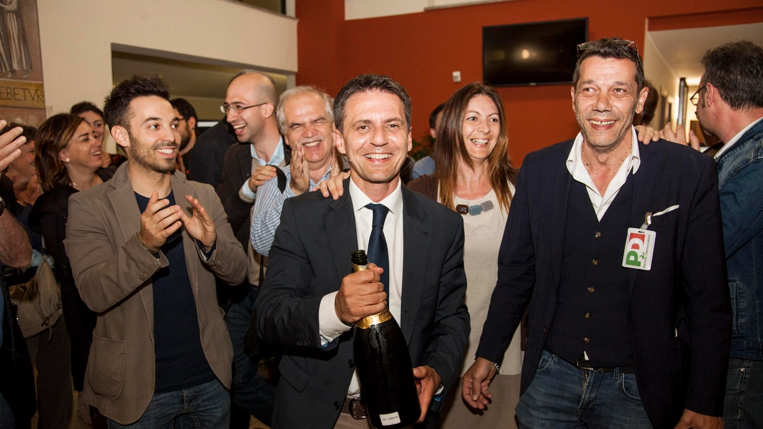 Il sindaco Roberto Maviglia festeggia la vittoria alle elzioni (Newpress)
