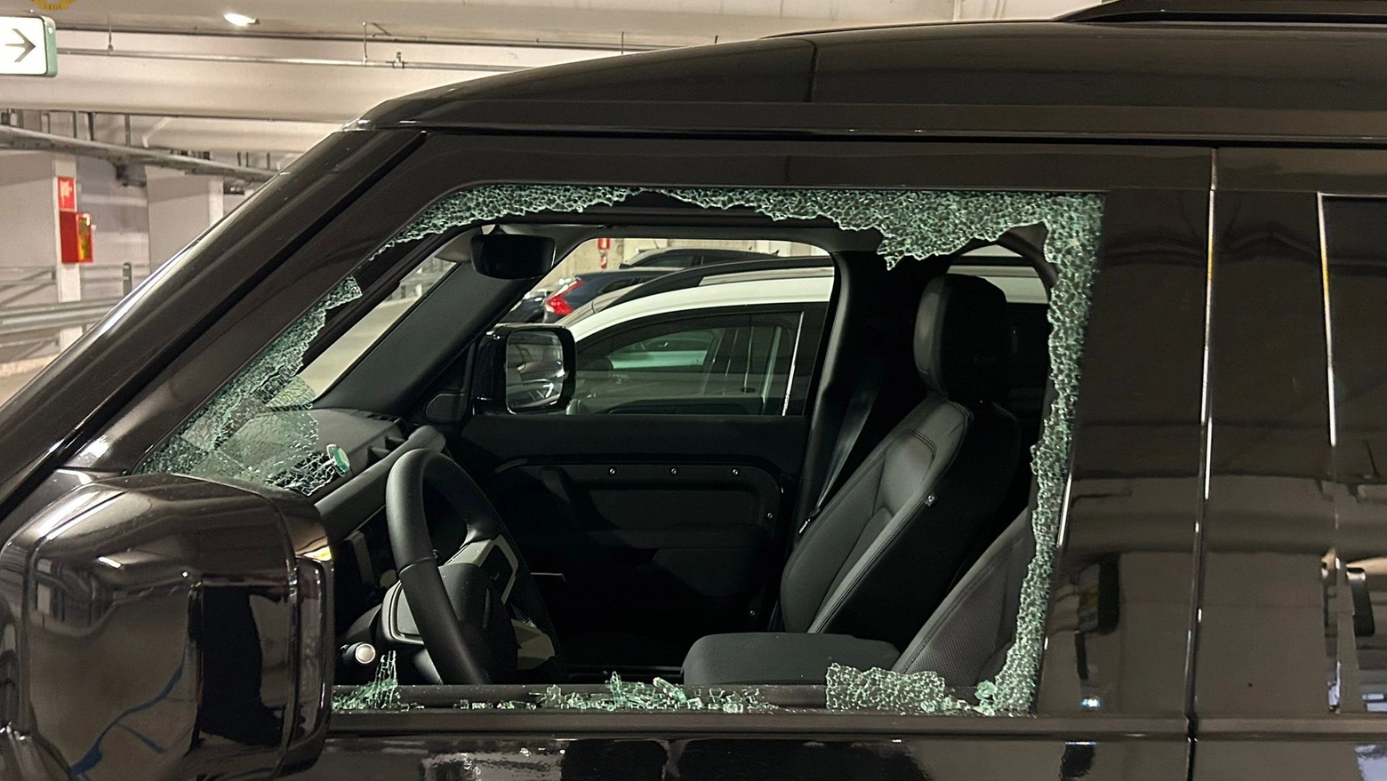 Una delle auto prese di mira intorno all'aeroporto